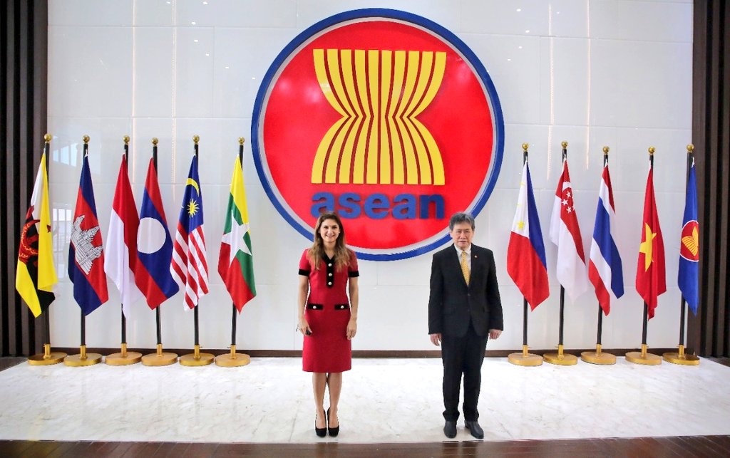 Erika Mouynes with ASEAN Secretary-General Lim Jock Hoi